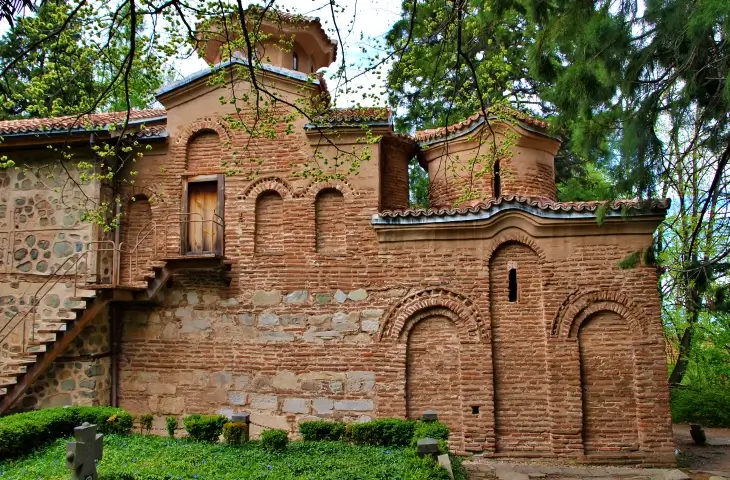 Sofya yakınlarında yer alan UNESCO Dünya Mirası Boyana Kilisesi’nin Orta Çağ tuğla mimarisi ve bahçe içindeki dış görünümü